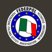 Emblema di Federpol con bandiera italiana e cerchio di stelle su sfondo blu.